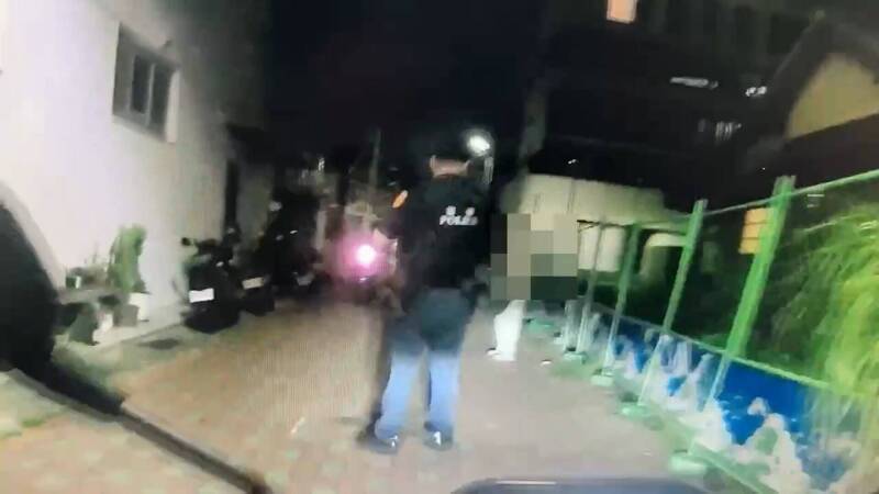 離職女抄菜刀搶老東家 摩斯店員拋鈔票護客:錢給你!