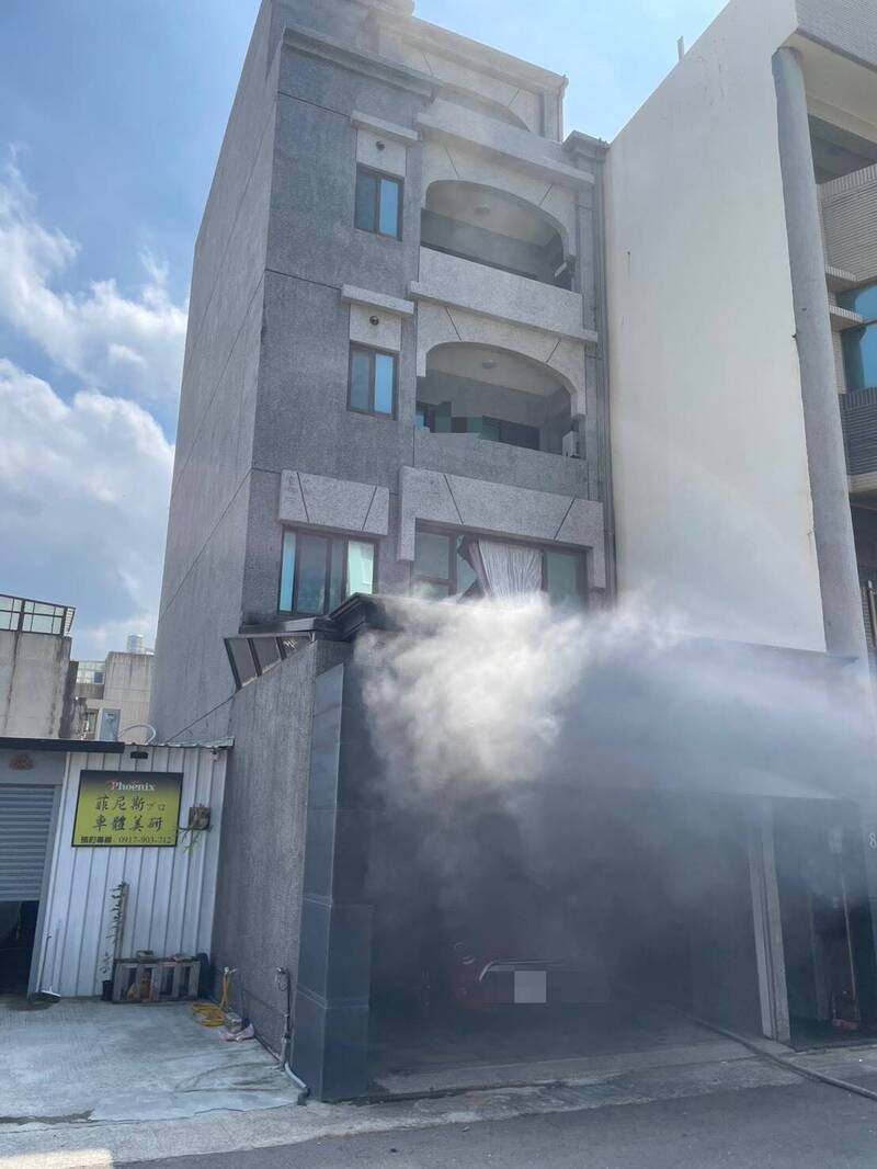 竹市透天厝疑氣爆!落地窗震碎噴飛逾10米 雲梯車救出1人