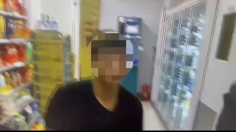 寧夏夜市男子掉落彈匣引恐慌 警圍捕竟是生存遊戲玩具槍