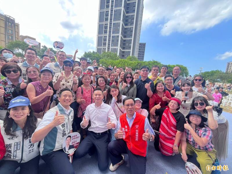 民進新竹縣長參選人鄭朝方（前中著白襯衫者）今天成立競選總部，沒有競選綵帶、包粽、凍蒜等政治儀式，只有站在他身後、來自13鄉鎮市百工百業的縣民等力挺。（記者黃美珠攝）