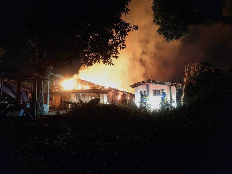 嘉義竹崎凌晨住宅火警 消防人員灌救2小時、1男子嗆傷送醫