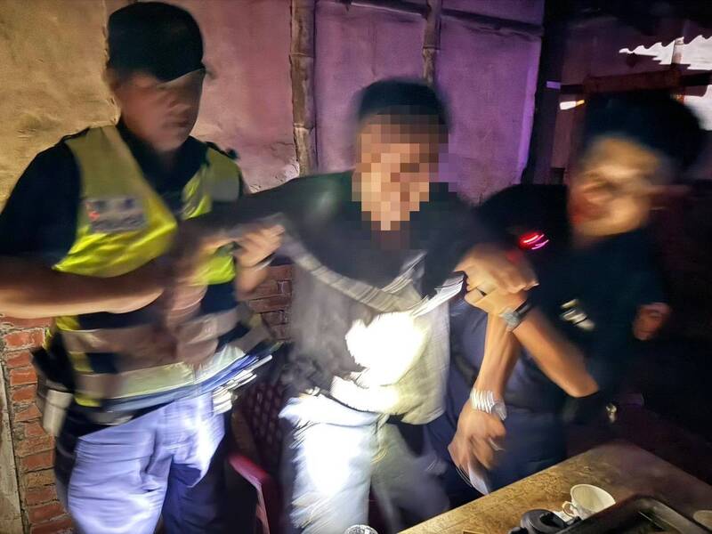 嘉义竹崎深夜民宅火警，男子吸入浓烟呛伤送医。（竹崎警分局提供）