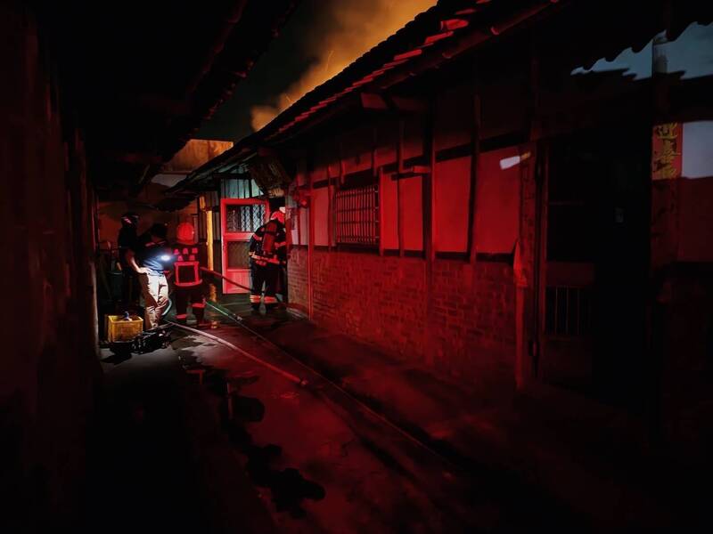 嘉义竹崎深夜民宅火警，警清赶往救援。（竹崎警分局提供）