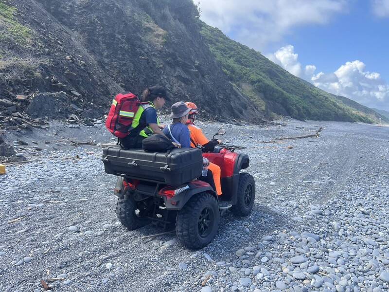 男子走阿塱壹古道中暑 海巡沙灘車接駁送醫