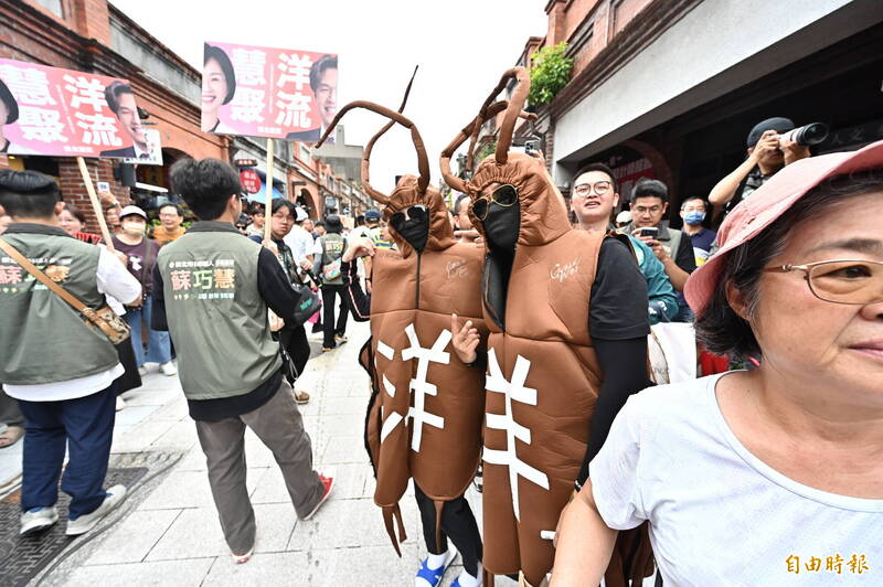 漏網鏡頭》沈伯洋、蘇巧慧三峽掃街人氣旺 支持者穿「蟑螂裝」迎接網笑翻
