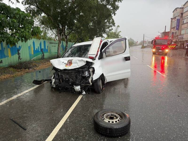 台9線光復糖廠前重大車禍！民間救護車連撞2車 小貨車司機不治
