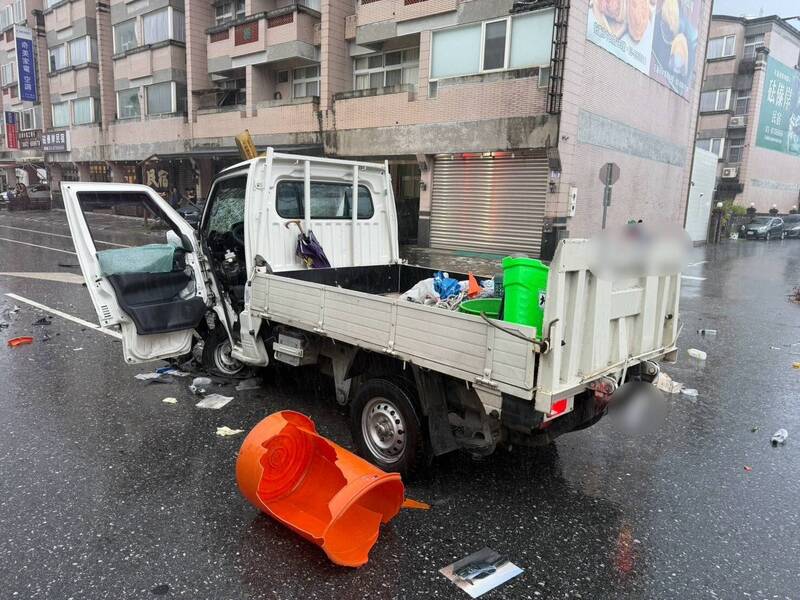 车祸现场车头零件散落一地，小货车司机当场失去生命迹象。（民众提供）