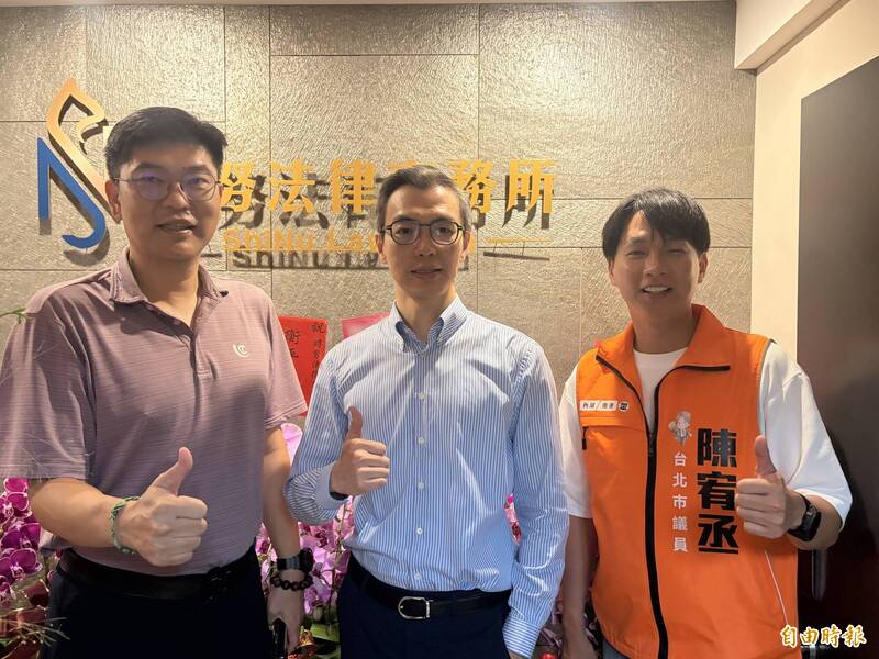 左起分别为中正一分局长陈瑞基、律师詹骐玮、议员陈宥丞。（记者刘咏韵摄）