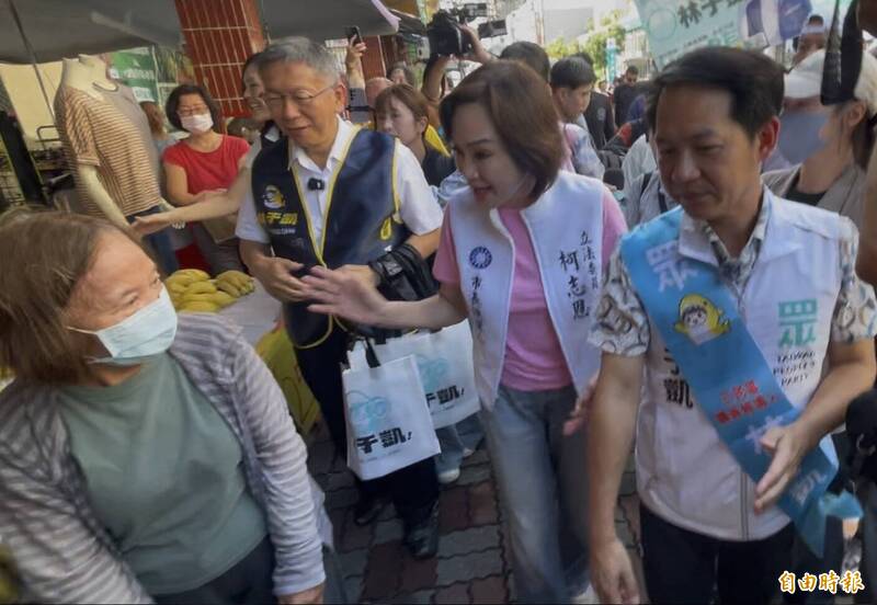 一句「吃屏東香蕉」惹議 柯志恩市場掃街遇支持者送香蕉喊絕對先吃