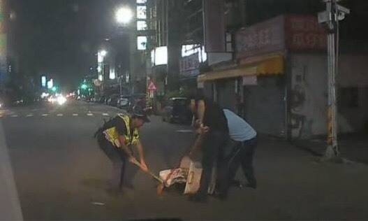 不讓牠孤零零躺馬路 警民搶救吐血「浪浪」…結局好揪心
