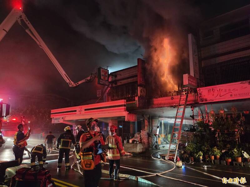 宜蘭員山建材行深夜大火 屋主父、妻及2小孩疑受困