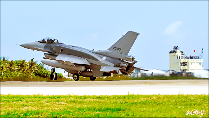 F-16新機首批抵台 顧立雄：年底前還有