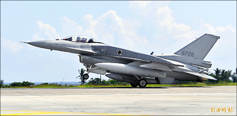 編號6728 F-16 BLK 70戰機由我國飛行員駕駛，帶領另一架由美軍飛行員駕的戰機平安落地。（記者游太郎攝）
