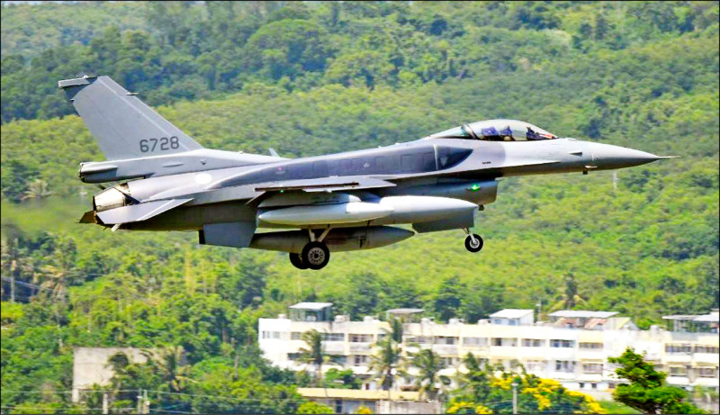 F-16新機首批抵台 學者:美對台政策未變 國防自主仍須加速