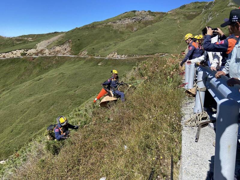 合歡山武嶺峭壁藏垃圾 百人垂降淨山