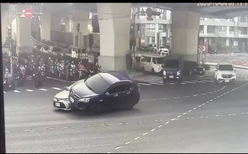 左營匝道車禍 轎車衝上引擎蓋險翻覆