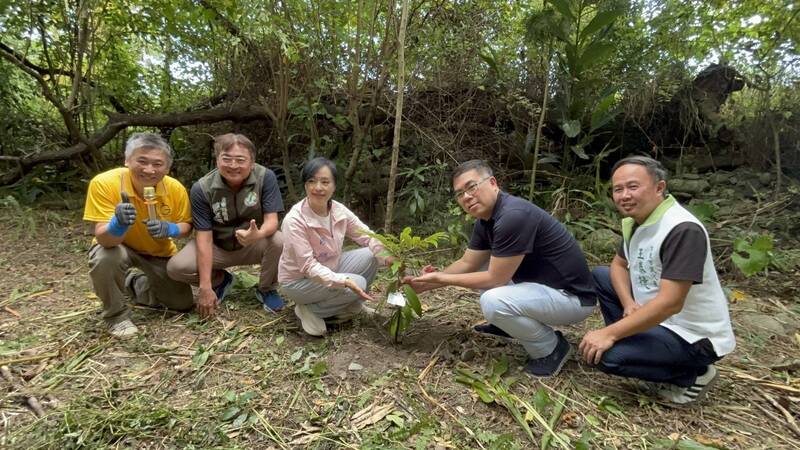陳瑩植樹 提「山海共森、韌性台東」五大都市林政見