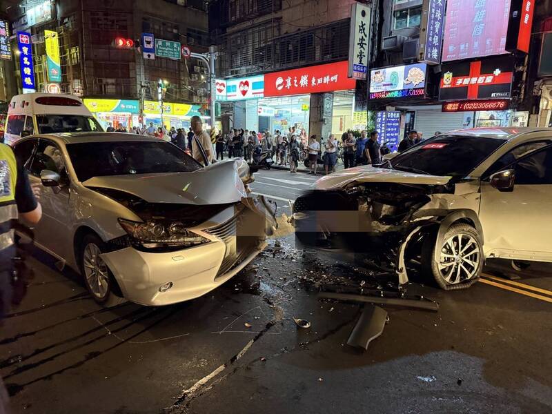 北市龍山寺旁車禍7傷 2車頭慘況曝光