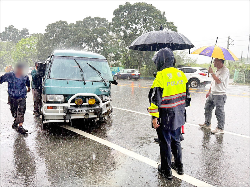 沒執勤 大雨天鳴笛飆車 民間救護車超速失控 逆向撞死人