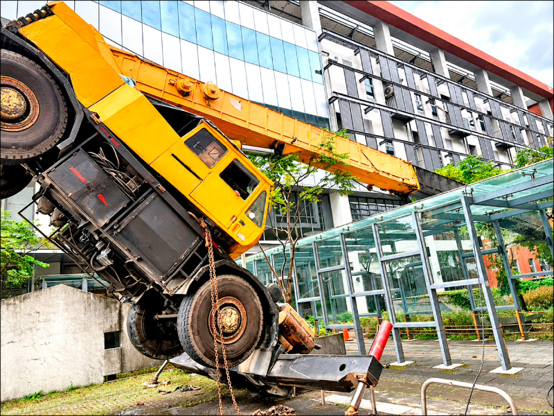 吊車「翹孤輪」 洗牆工人墜20公尺1死1傷