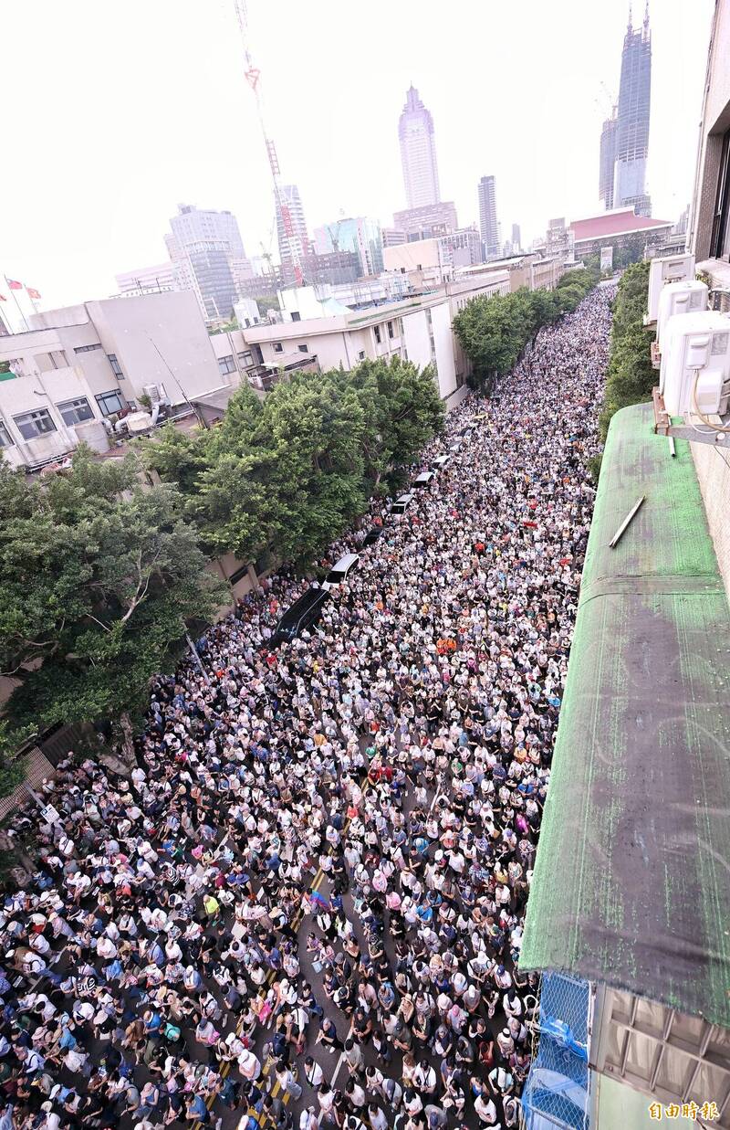 沈伯洋今競選總部成立,民眾熱情支持,人潮蔓延到中山南路。大約下午5點半左右,主持人林楚茵、吳崢宣布人潮達12萬。(記者方賓照攝) 沈伯洋今競選總部成立,民眾熱情支持,人潮蔓延到中山南路。大約下午5點半左右,主持人林楚茵、吳崢宣布人潮達12萬。(記者方賓照攝)