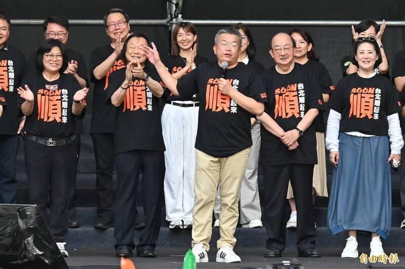 沈伯洋夾著大都會球棒不肯放 蔡其昌:這種人絕對不會亂丟甘蔗