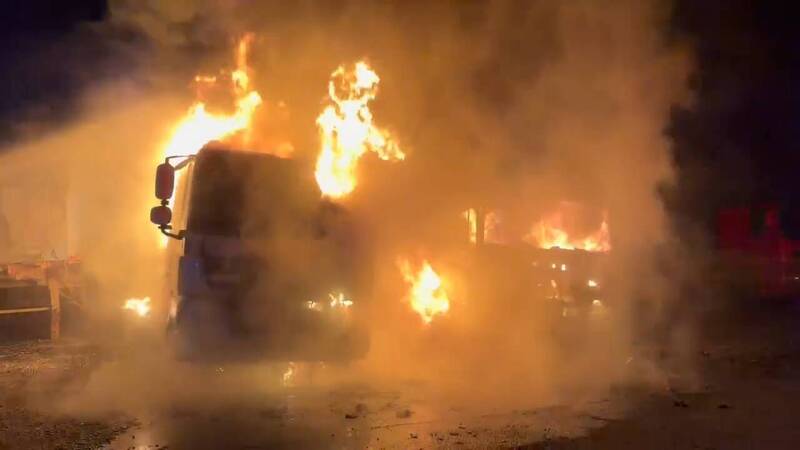 怎麼會這樣?半夜起火 宜蘭壯圍2大卡車燒到剩骨架