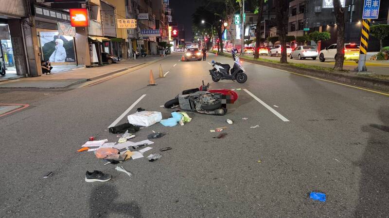 蒋男机车上的物品散落一地。（民众提供）