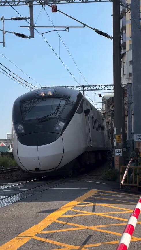 阿伯闖平交道拍火車 新自強嚇壞急鳴笛煞停