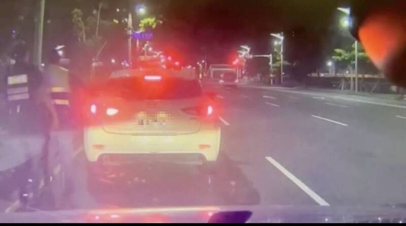 遇警拍車窗驚慌逃2公里  下車醉語我不會跑
