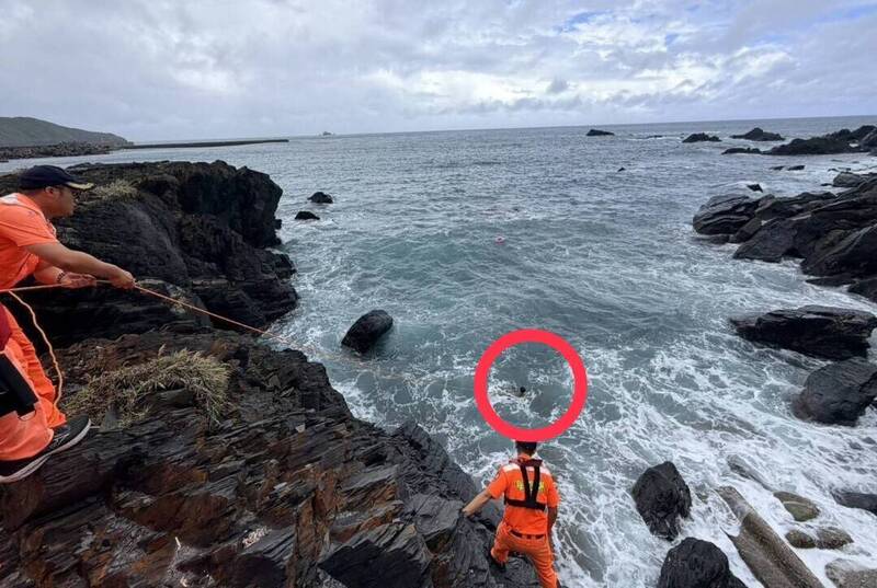 驚險！男童南方澳豆腐岬溺水 海巡人員投擲拋繩袋救援
