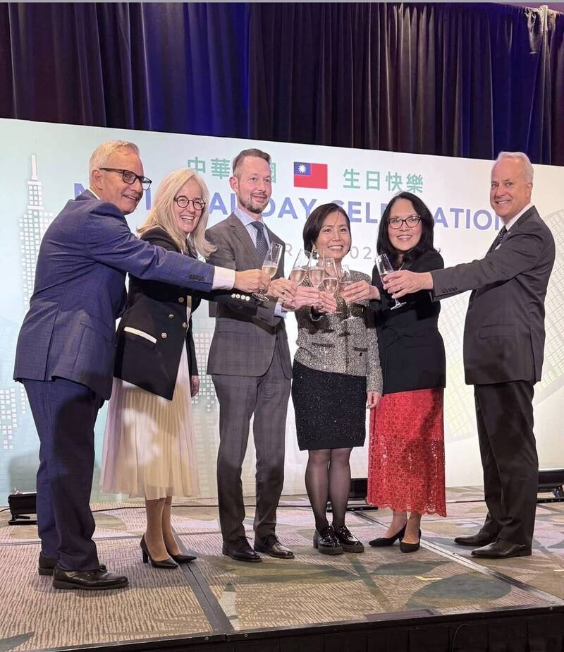 駐溫哥華台北經濟文化辦事處長劉立欣（右三）、古柏（左三）、Tamara Jansen（左二）、關慧貞（右二）與來賓們一同慶祝國慶。（駐溫哥華台北經濟文化辦事處提供）