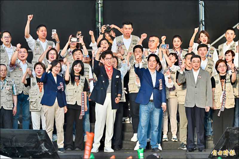 民進黨台北市長參選人沈伯洋昨舉行競選總部成立大會，黨主席賴清德總統、前總統蔡英文、行政院長卓榮泰等人到場聲援。（記者叢昌瑾攝）