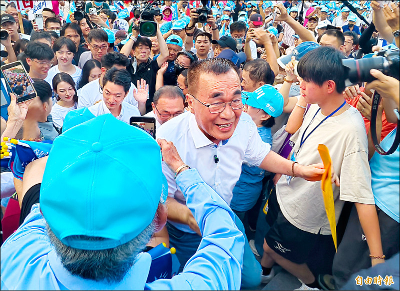 新北百里侯大戰》李四川板橋大造勢 韓到場助攻
