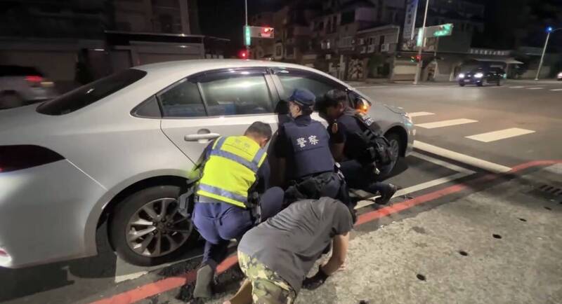深夜駕車突「卡」馬路竟是這原因 警變身大力士神救援