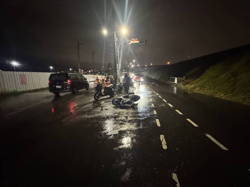 疑雨夜視線差 騎士擦撞執勤警皆送醫