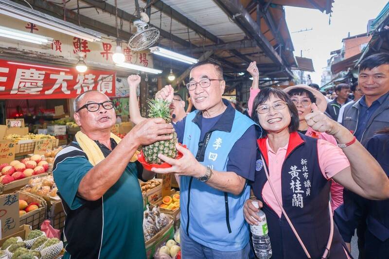 赴三重攤商送竹筍、彩頭 李四川再拋交通願景拚綠營票倉