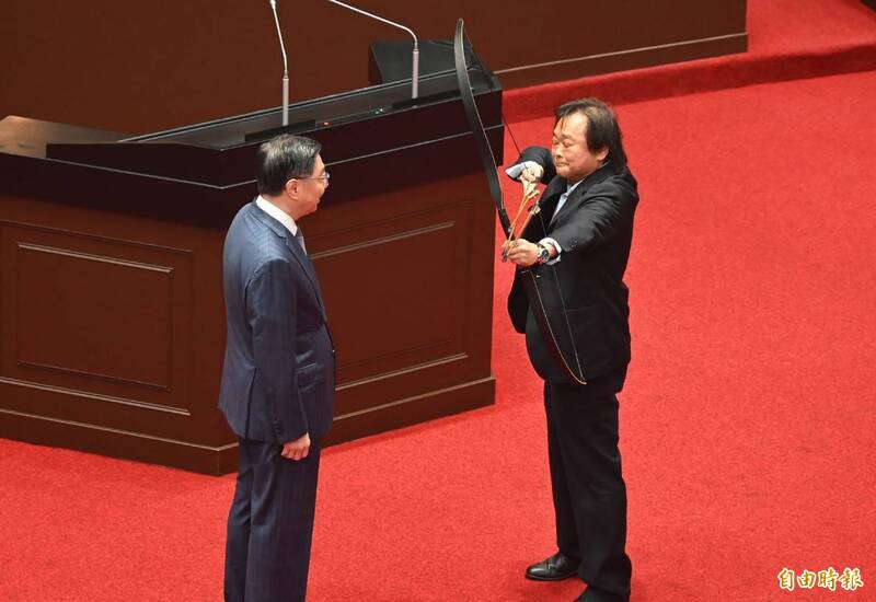 王世堅贈「木弓3箭」卓榮泰:盼行政、立法拿同把弓、射同靶心