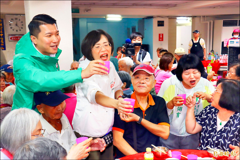 出席重陽餐會 蘇巧慧、李四川交鋒長者政見