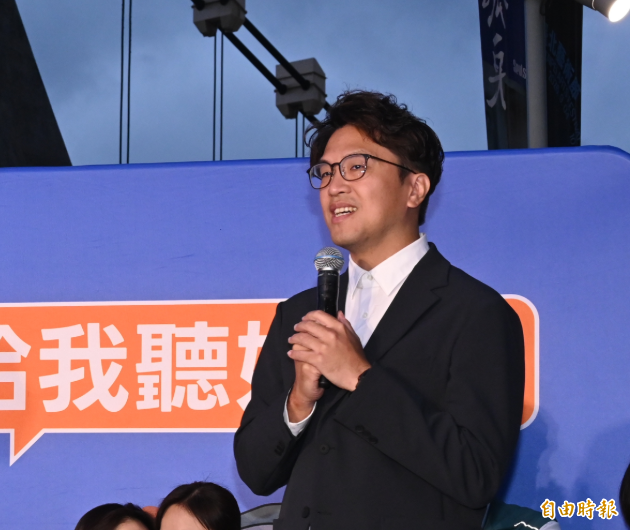 民進黨台北市長候選人沈伯洋在台北藝術中心前廣場舉行「市長你給我聽好了」肥皂箱活動，聽取市民朋友對市政的建議。（記者劉信德攝）
