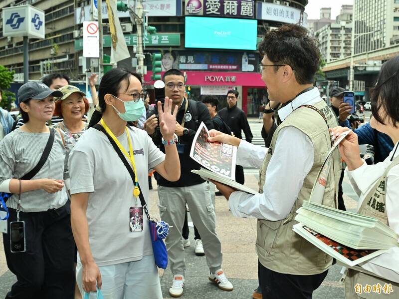 台北市長參選人沈伯洋出席順報首發，現場排隊人潮。（記者田裕華攝）
