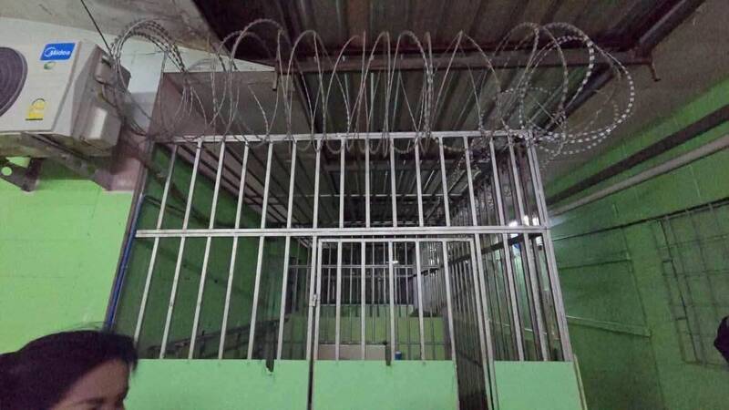 這間照護中心將房間打造成「監獄風格」，甚至在上方加裝鐵絲網。（擷取自臉書）