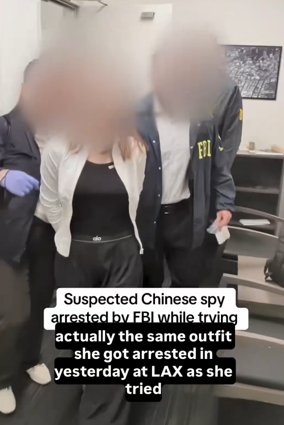 共諜張婉瑩出庭時穿著的衣物,和她在洛杉磯機場被捕時一樣。(圖擷自「@JoshTBoswell」X帳號)