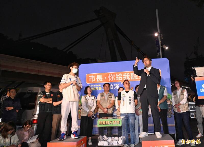 民進黨台北市長候選人沈伯洋在台北藝術中心前廣場舉行「市長你給我聽好了」肥皂箱活動，聽取市民朋友對市政的建議。（記者劉信德攝）