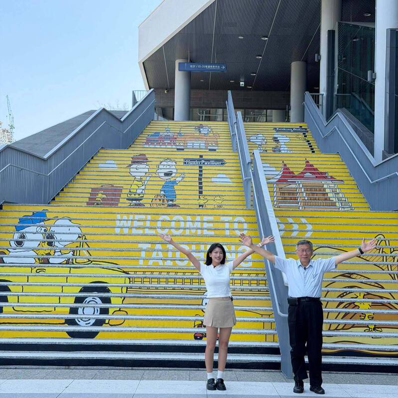 柯文哲頻跑台中輔選 與劉芩妤拍影片還打卡