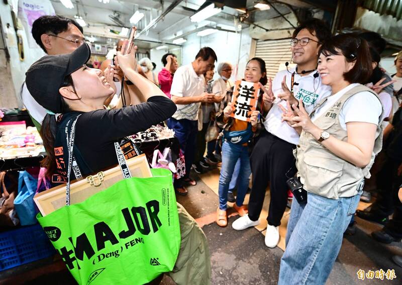 直擊》沈伯洋捲起「洋流」 面對追隨者琳瑯滿目贈品幕僚這樣做