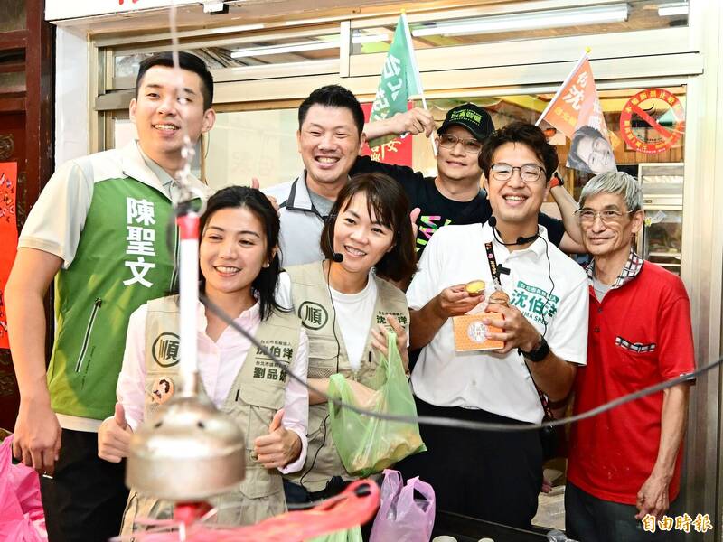 支持者送禮物後，幕僚隨即「cue」沈伯洋與支持者合影。（記者陳逸寬攝）
