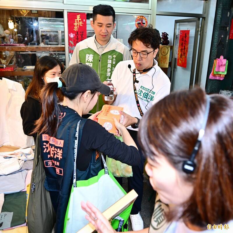 幕僚早已準備好礦泉水，待沈伯洋吃完立即遞上，同時接過他手上的西點禮盒。（記者陳逸寬攝）