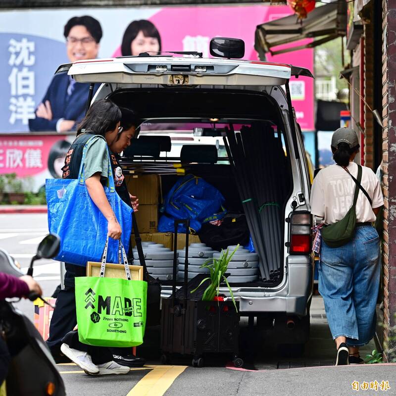 沈伯洋先搭車趕往下一個行程，幕僚則留下將一早收到的各式禮物分類、整理，再一一搬上工作車，完成這場「收禮作業」。（記者陳逸寬攝）