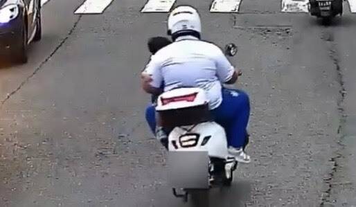 高雄騎士「熊抱幼童」騎微電車 警:不准載人要開罰